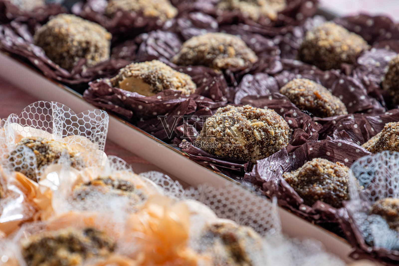 纯素生日派对糖果与黑巧克力照片摄影图片