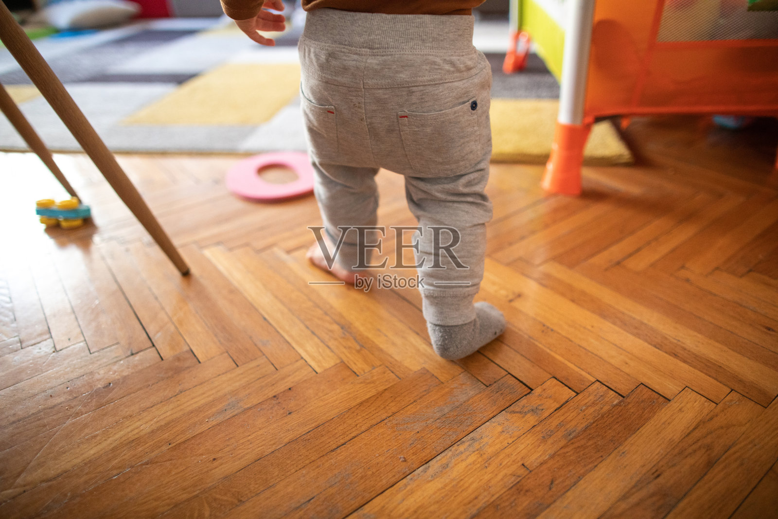 小孩在找他的袜子照片摄影图片