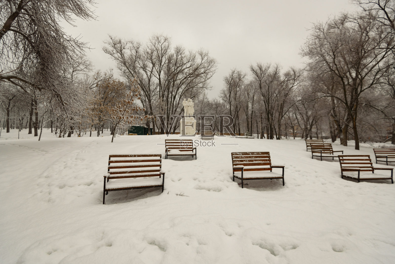 冬天的风景，公园的长椅上覆盖着雪，一场大雪过后。照片摄影图片