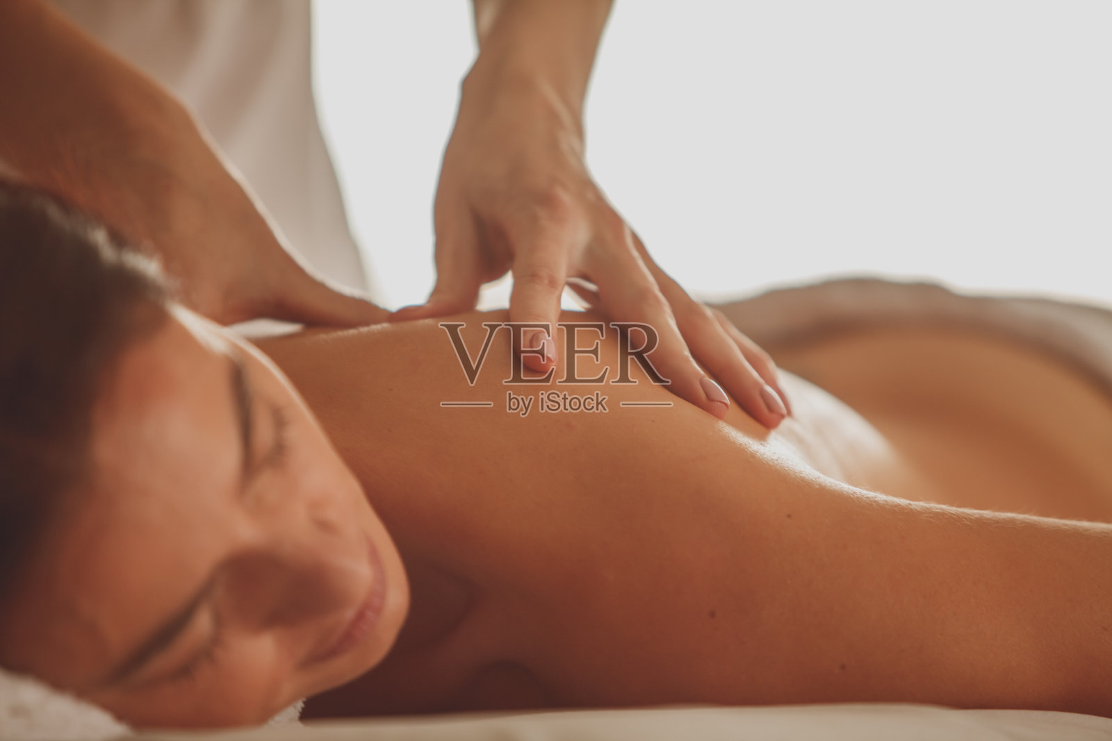 选择性重点按摩治疗师给客户反射按摩照片摄影图片