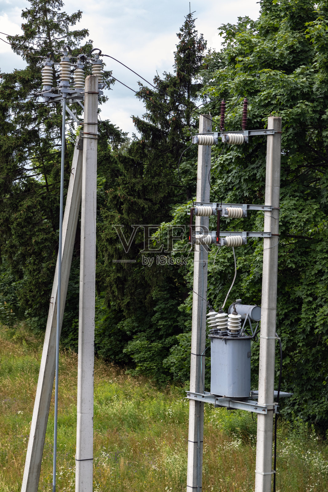 混凝土电杆上的变压器块。照片摄影图片