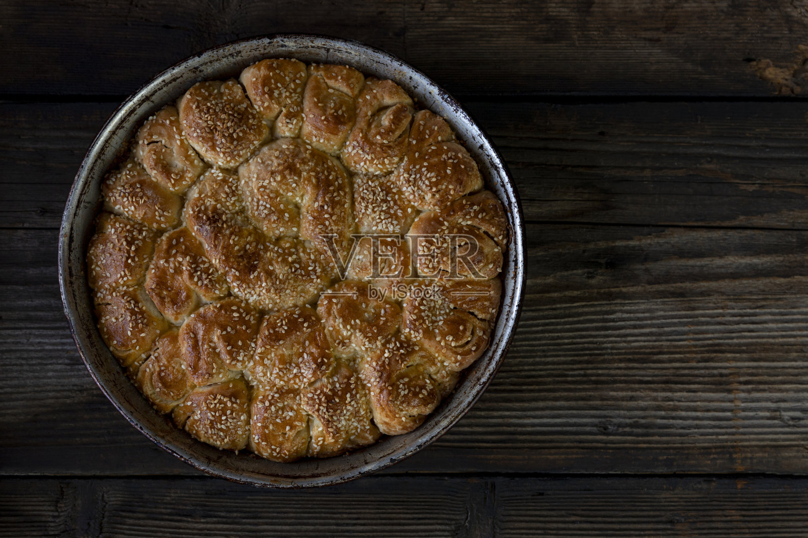 在质朴的木头背景上自制烤面包照片摄影图片