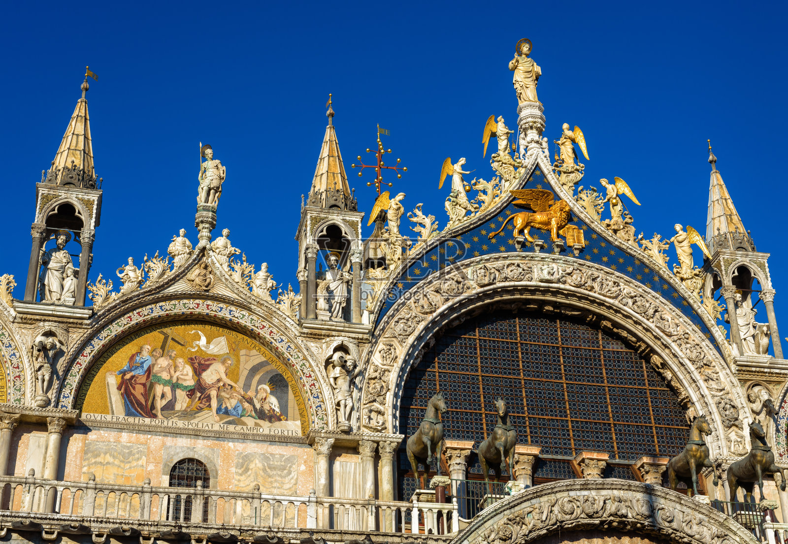 圣马可大教堂或圣马可特写，威尼斯，意大利。它是威尼斯的最高地标。美丽华丽的中世纪教堂外观，奢华的立面细节照片摄影图片