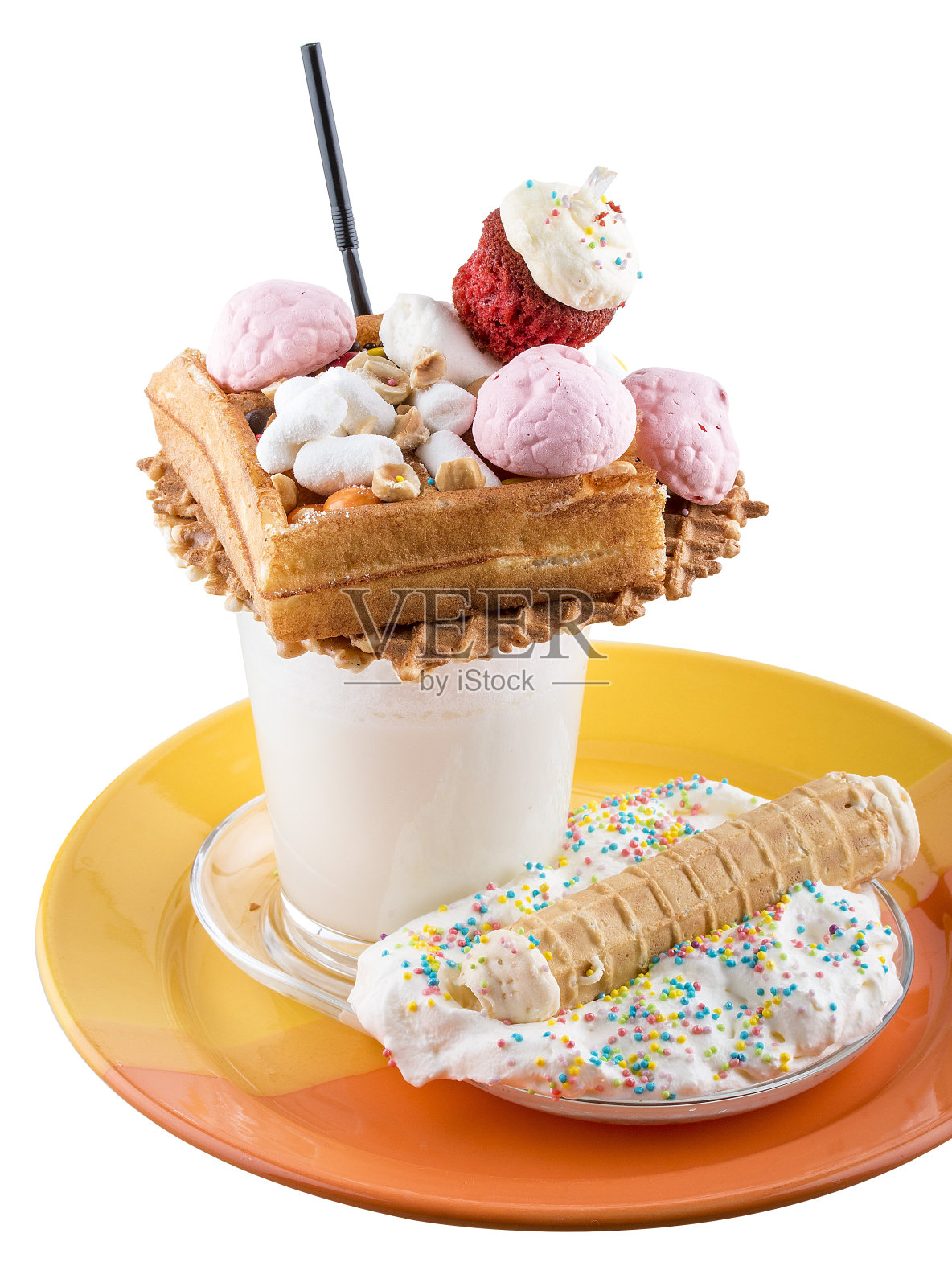 极端的奶昔。Overshake。牛奶奶昔，华夫饼和糖果照片摄影图片