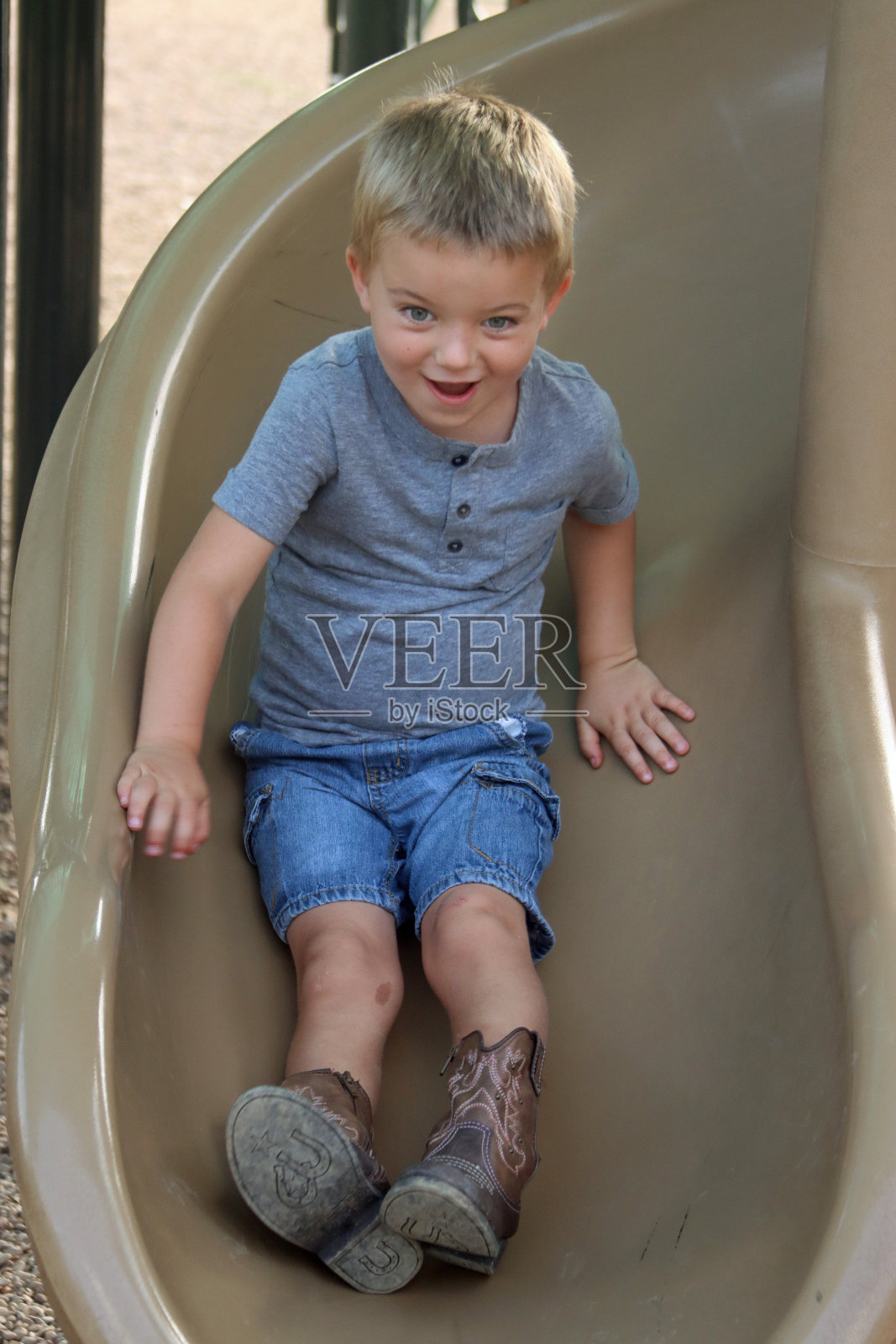 年轻的金发白种人男孩，在公园外面照片摄影图片