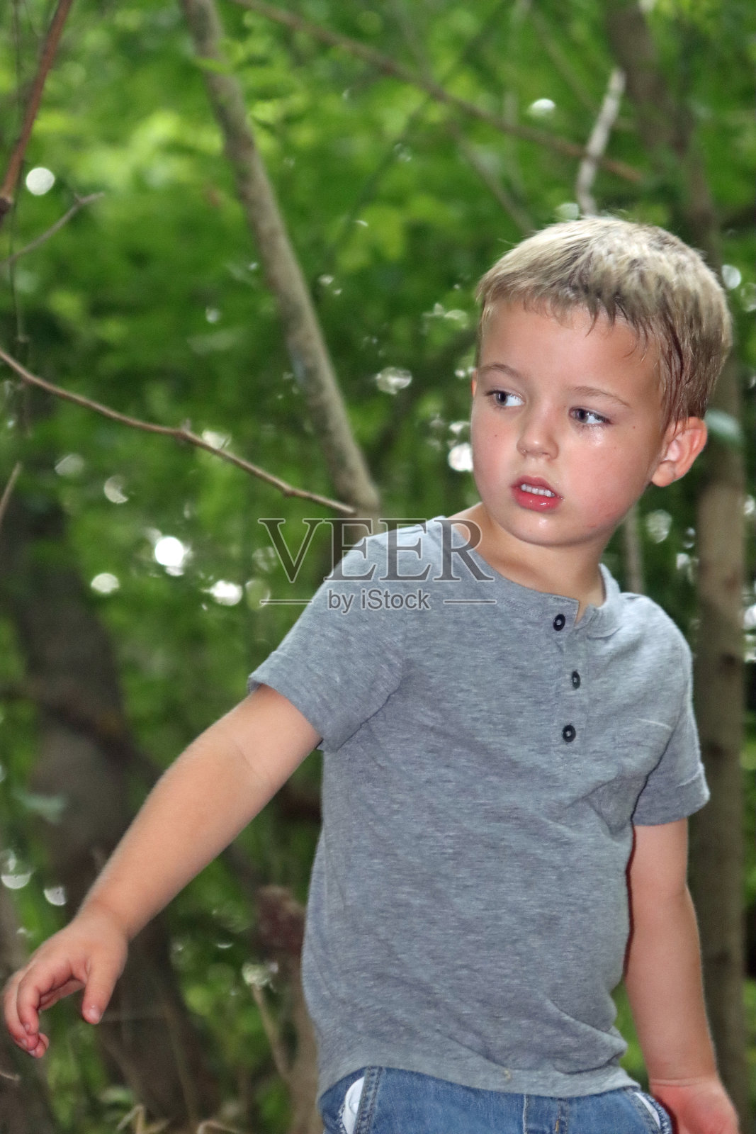 年轻的金发白种人男孩，在公园外面照片摄影图片