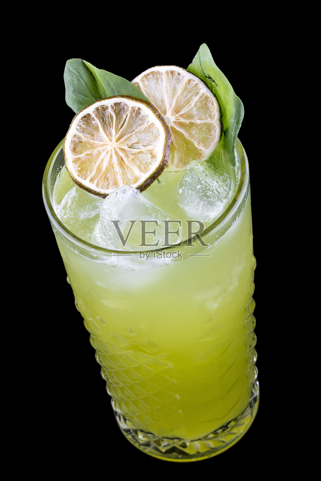 在黑色背景的一杯清爽的鸡尾酒。莱姆照片摄影图片