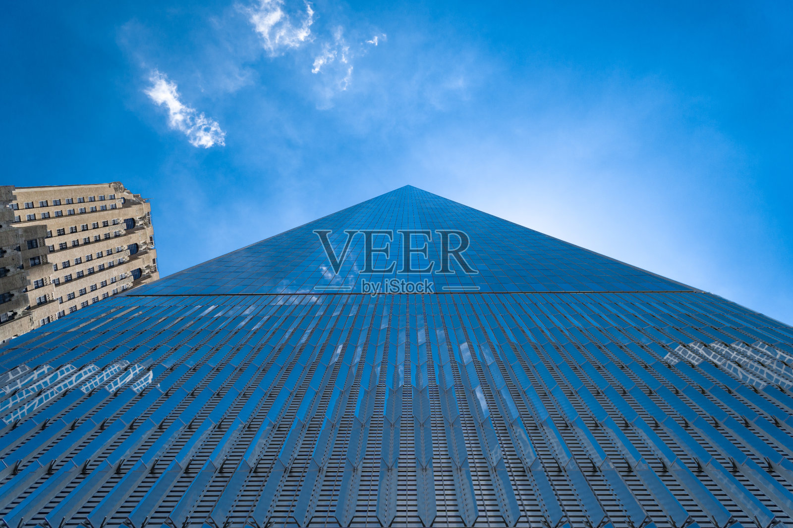 世界贸易中心一号大楼的低角度视图照片摄影图片