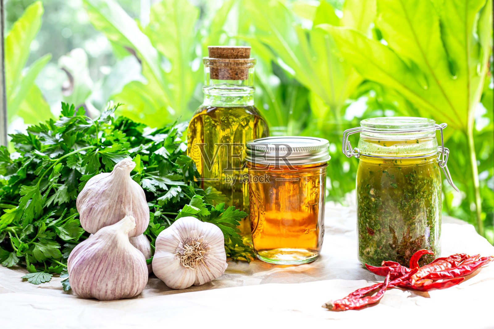 阿根廷新鲜辣酱与蔬菜配料的罐子照片摄影图片