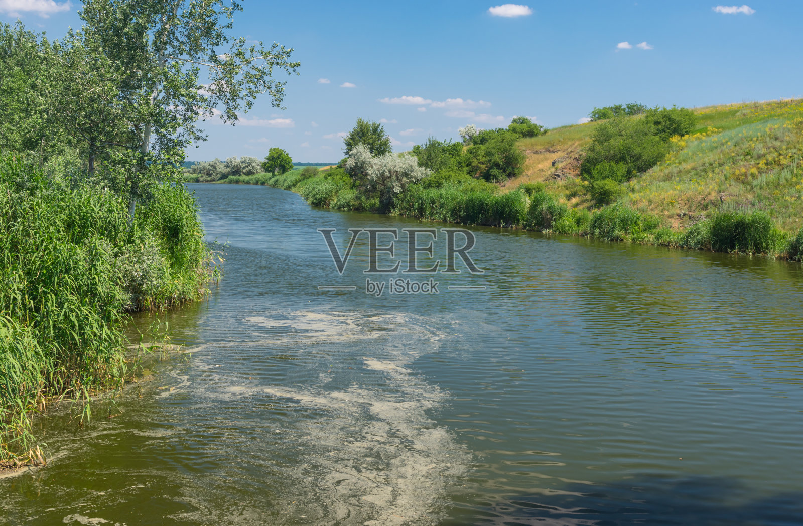 乌克兰乡村景观与小苏拉河在夏季照片摄影图片