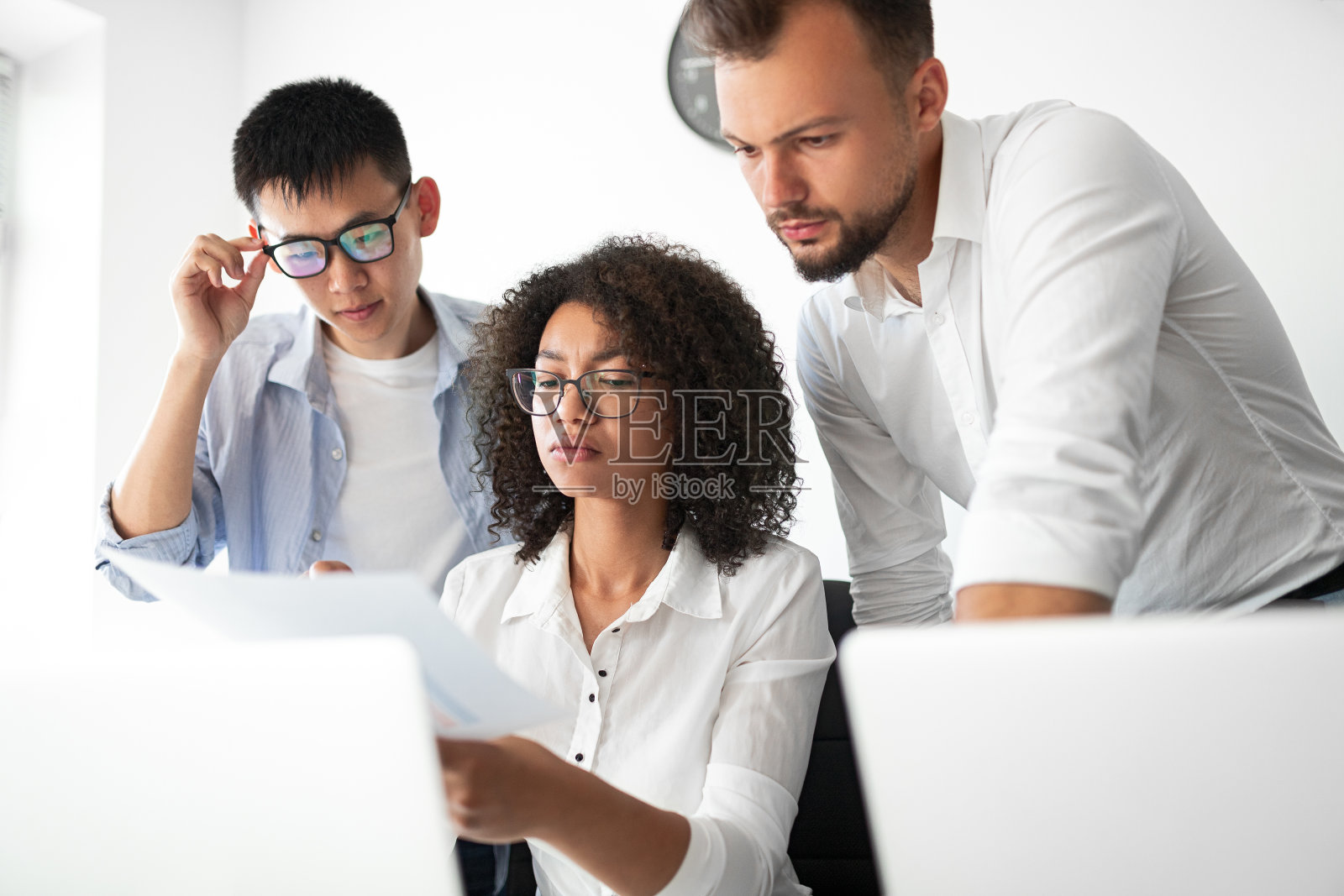 重点国际团队审稿照片摄影图片