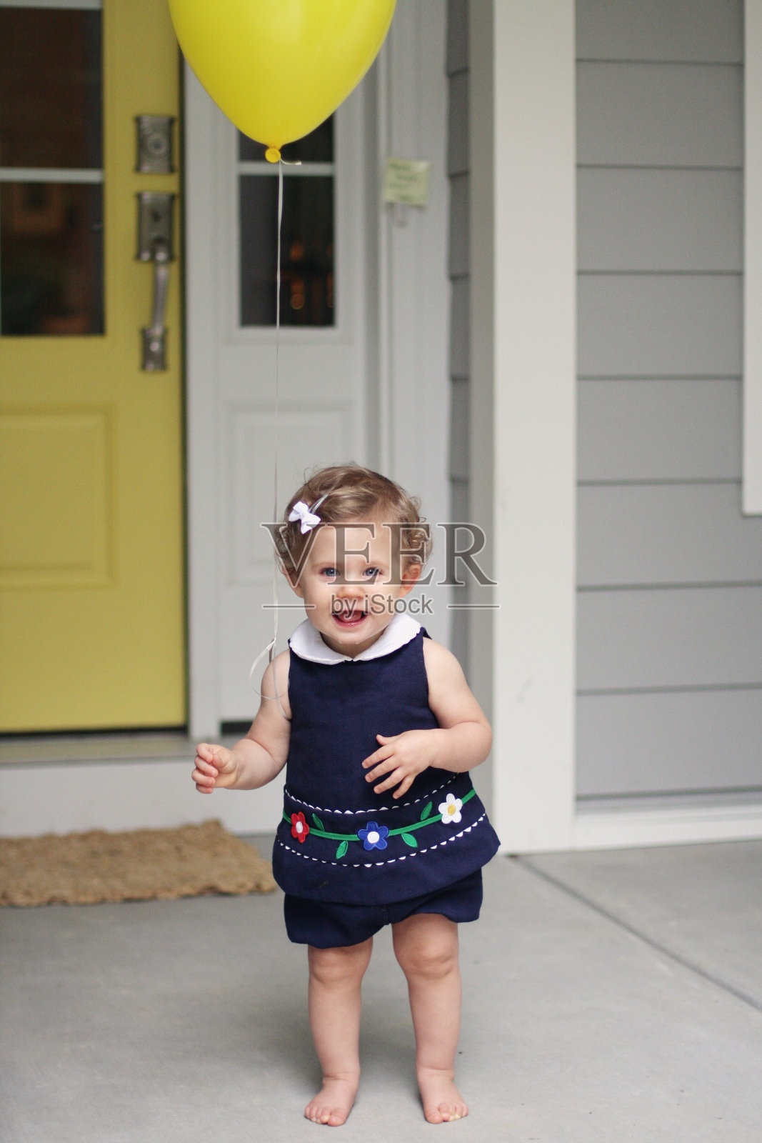 1岁的女孩和气球照片摄影图片