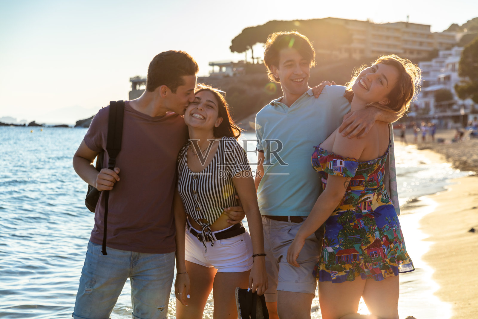 两对情侣在海滩上合影照片摄影图片