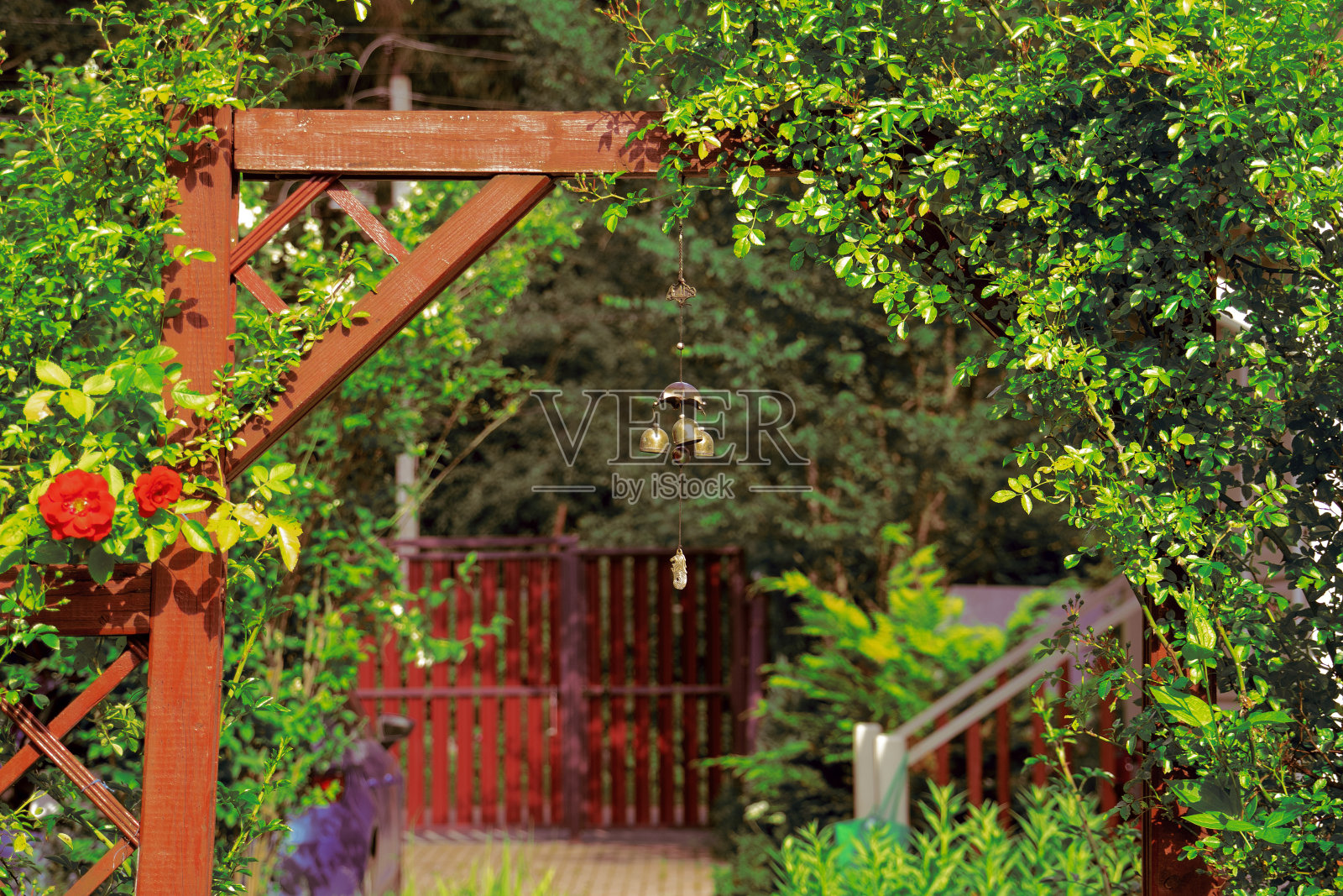 园林景观用红门和挂中国钟照片摄影图片