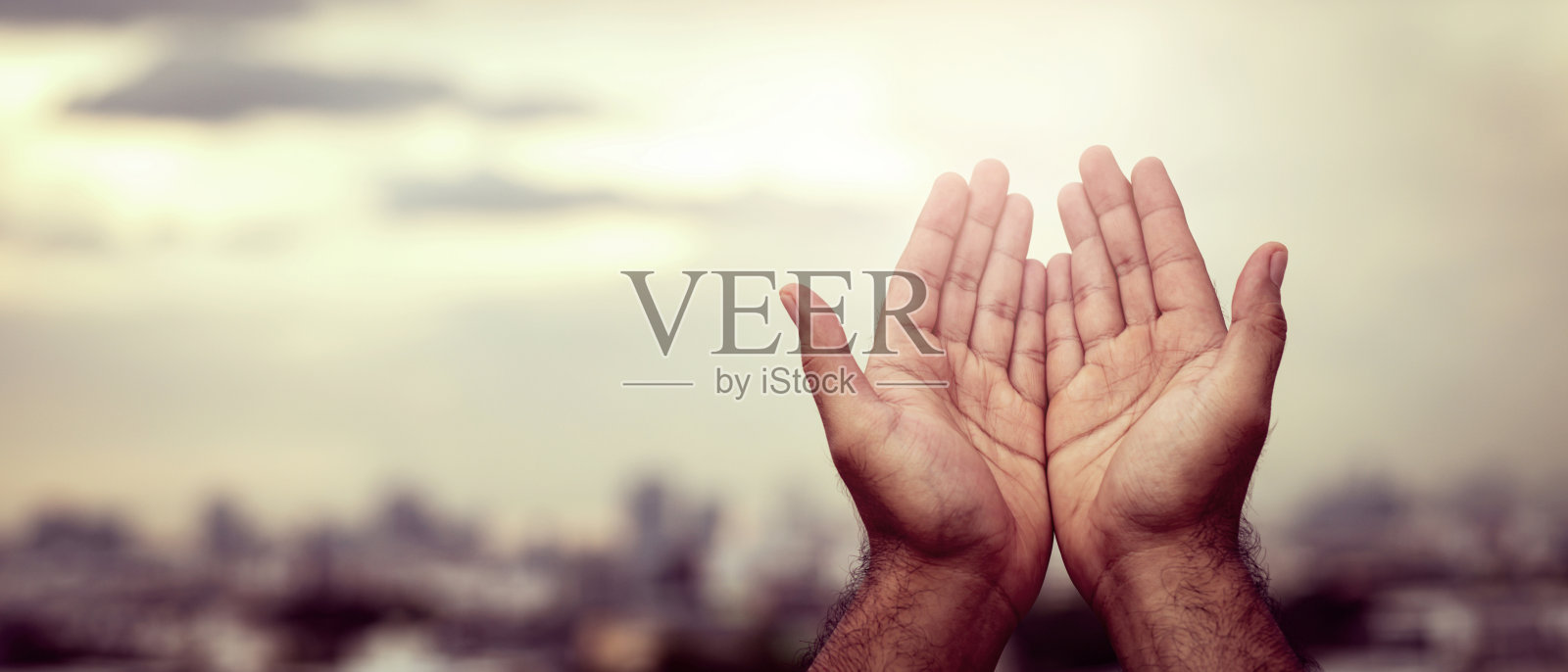 一个年轻人用他的能力和圣洁祈求上帝的祝福照片摄影图片