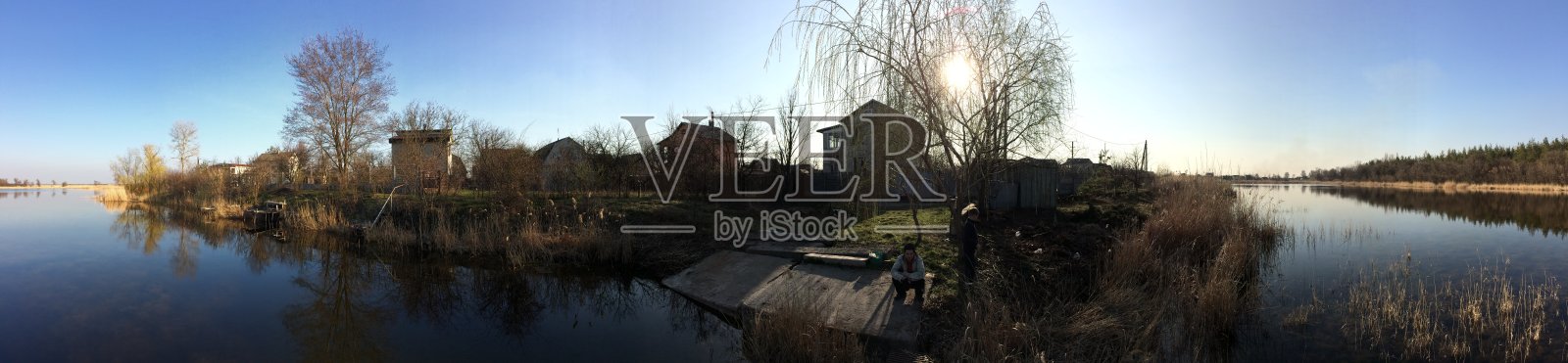 冬季阳光明媚的河景照片摄影图片