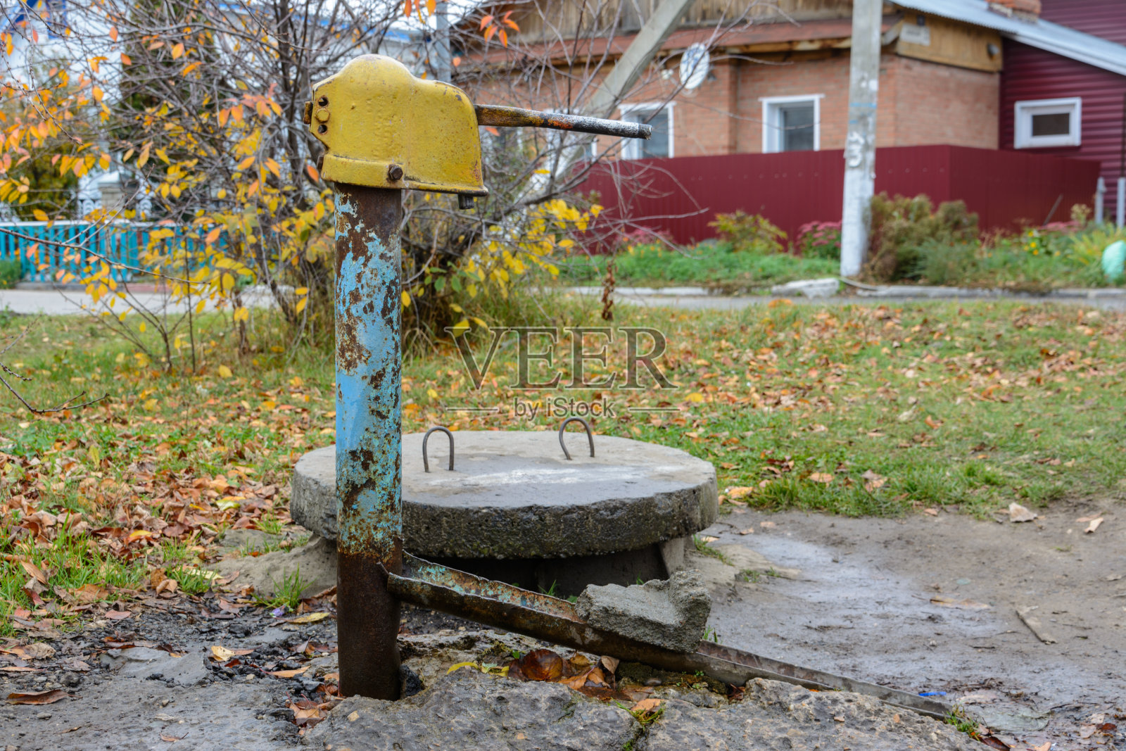 生锈的旧街道水管。安装在户外的老式立水管。照片摄影图片
