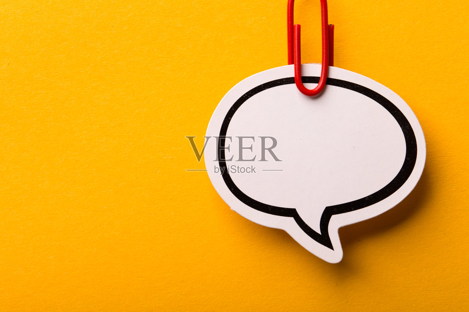 黄色背景下孤立的空白语音泡纸照片摄影图片