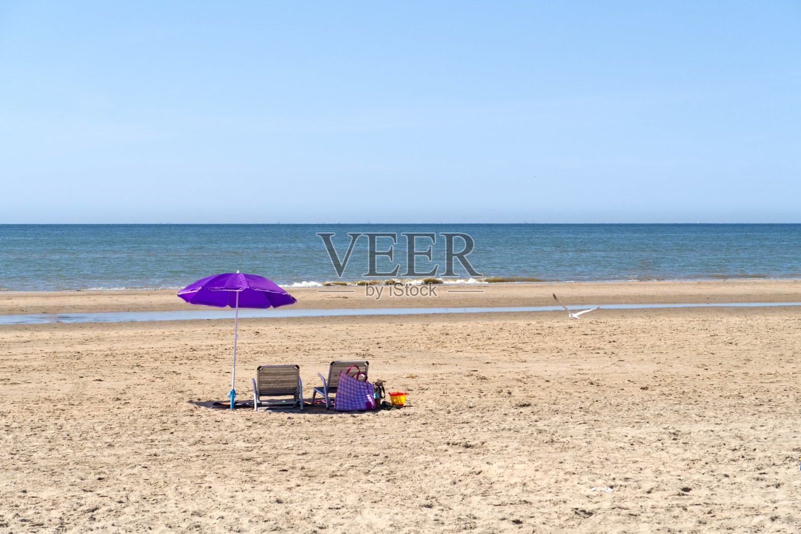 有雨伞和椅子的海滩照片摄影图片