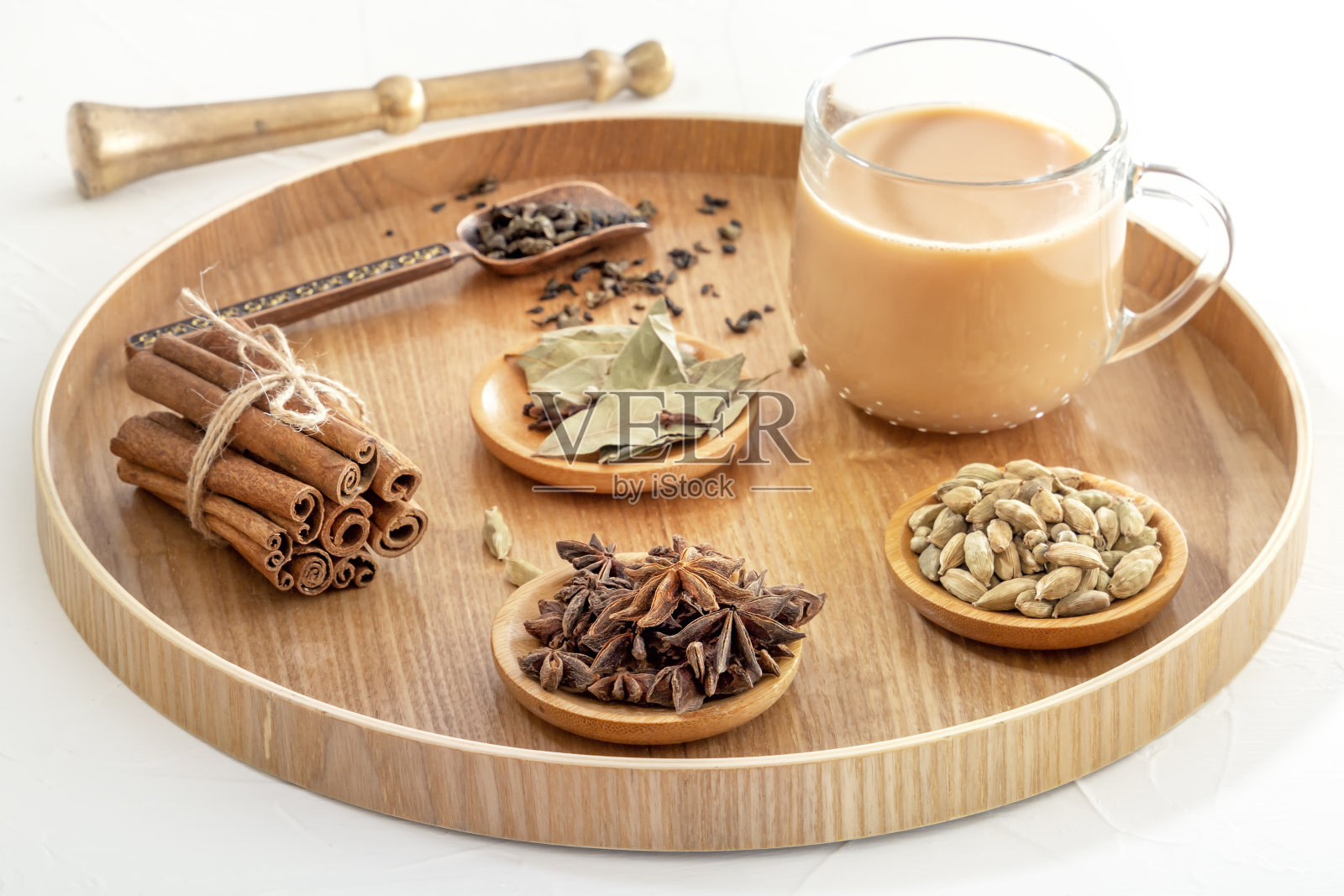 八角茴香，肉桂棒，小豆蔻，月桂叶，胡椒和其他制作马沙拉茶的原料放在木仪表板上照片摄影图片