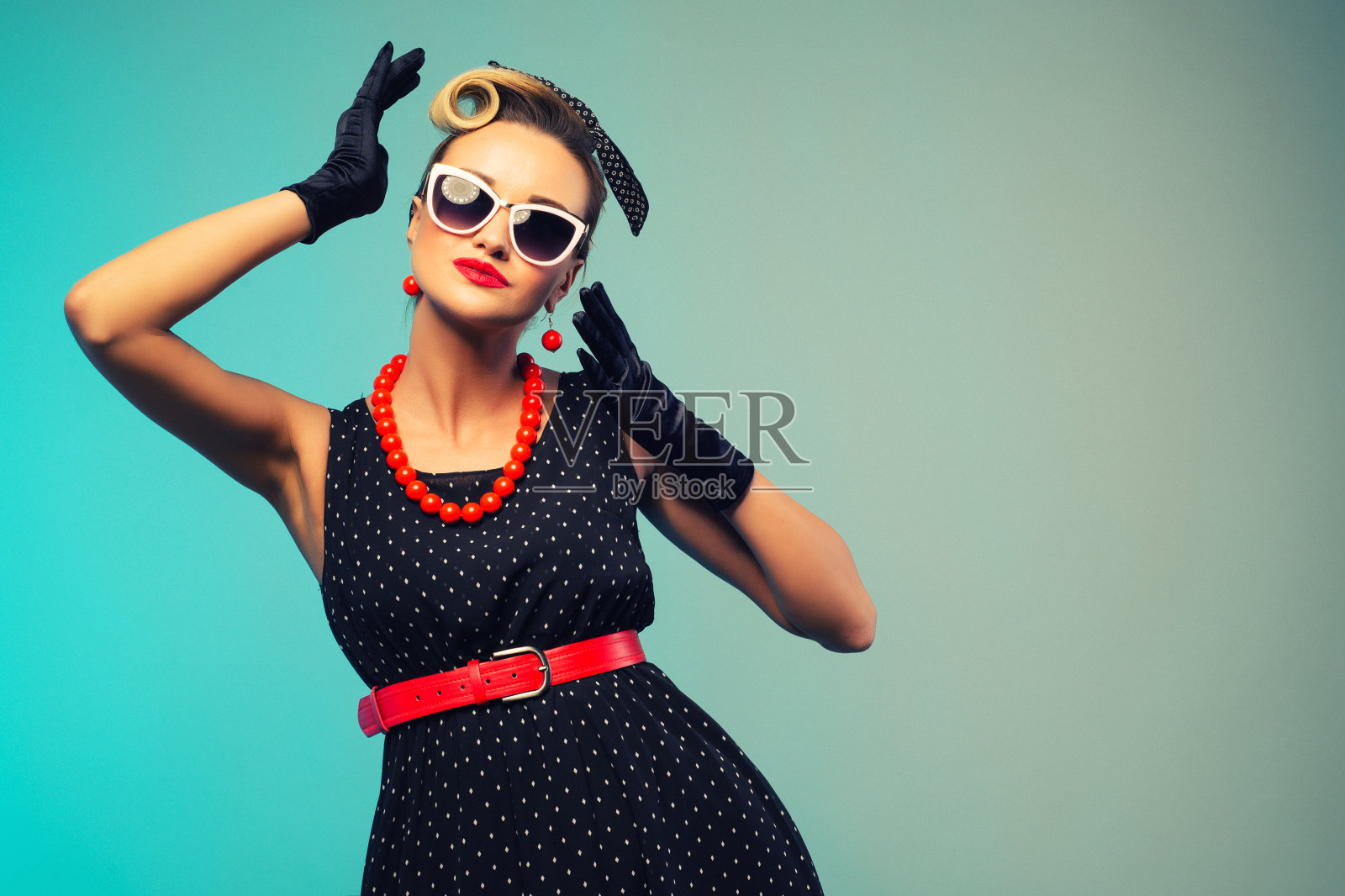 有趣的复古的肖像。为参加特殊活动而打扮优雅的女士别上别针。彩色背景上的美丽时尚模特照片摄影图片