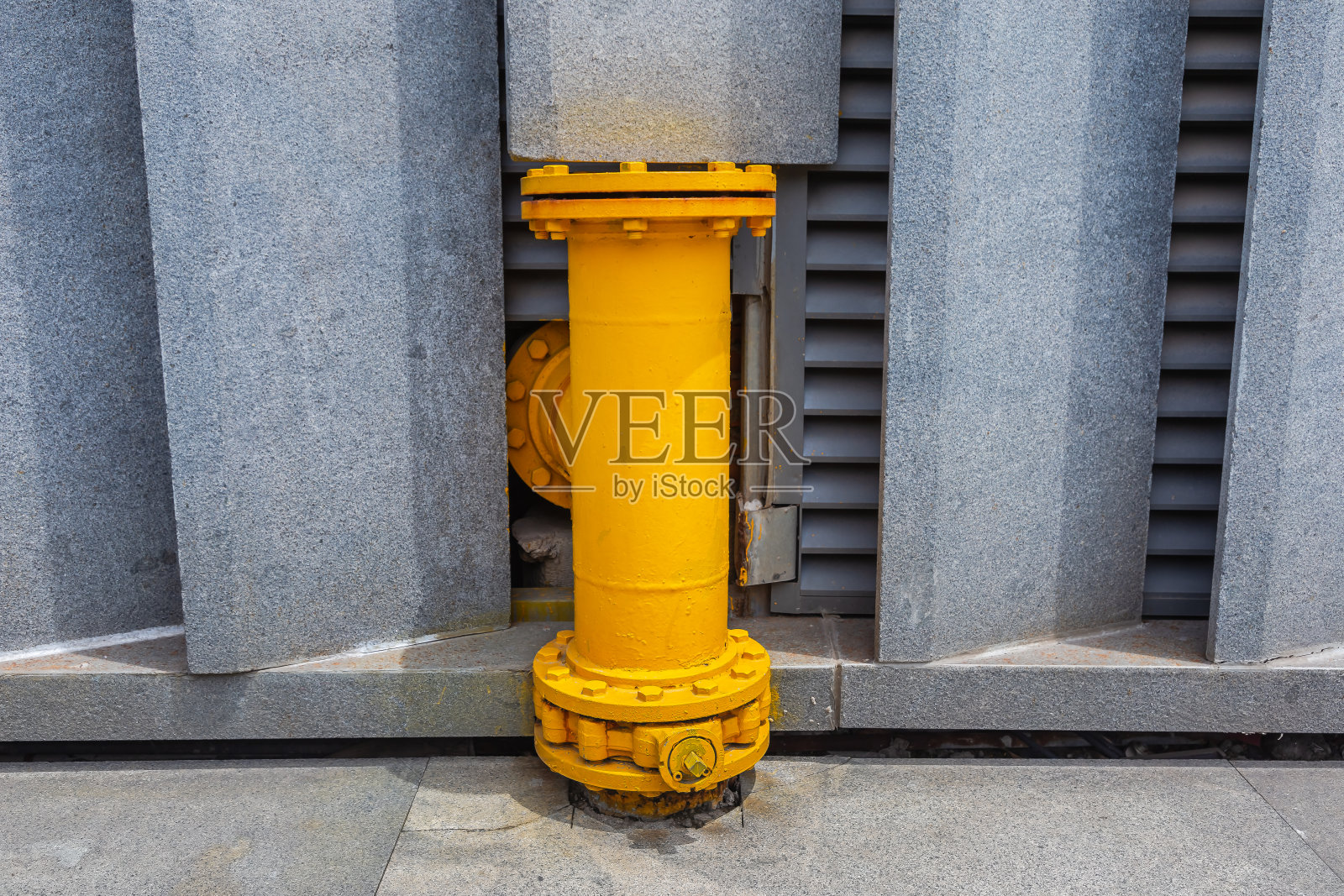 城市建筑中的消防管道照片摄影图片