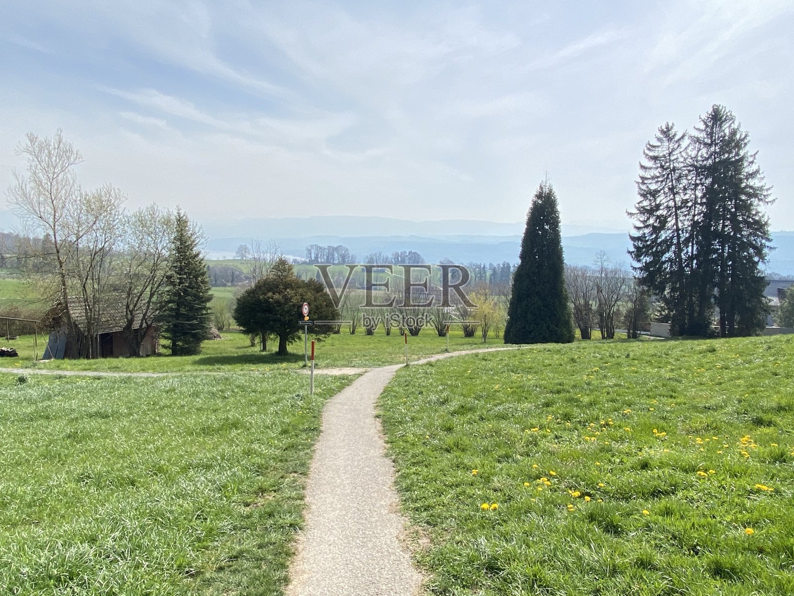 步道，运动和娱乐通过牧场和定居点的苏黎世湖(苏黎世或苏黎世)，Erlenbach -州Zürich(苏黎世或苏黎世)，瑞士照片摄影图片