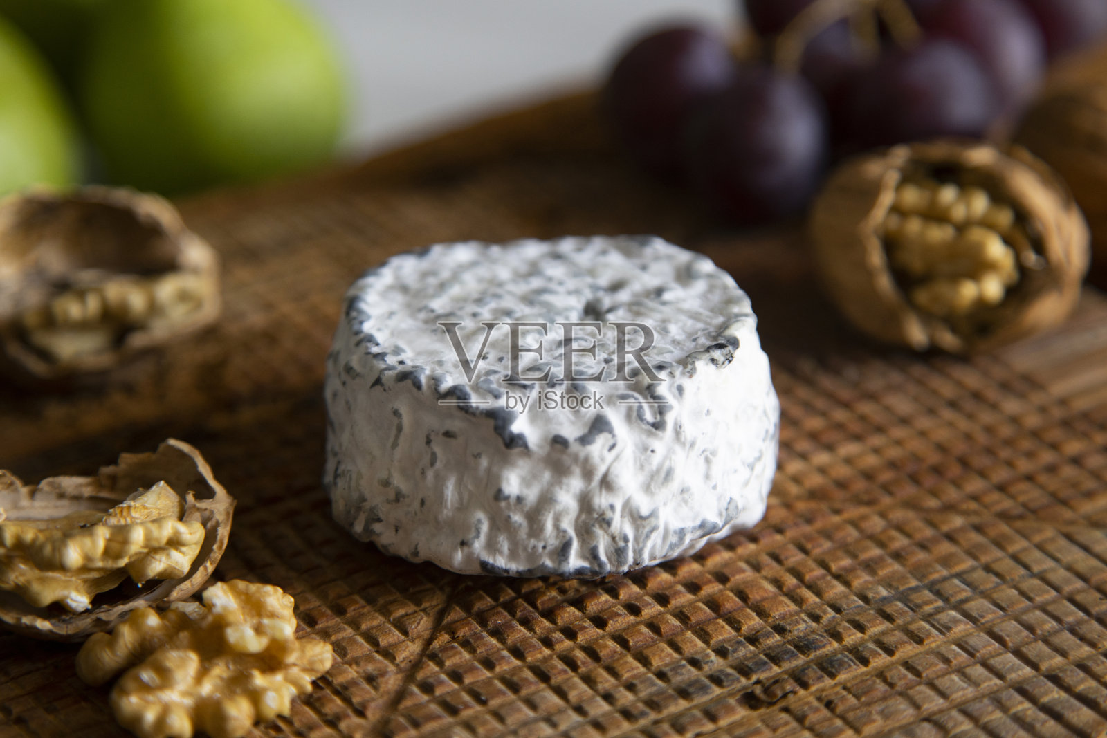 优质有机山羊奶酪在一个乡村木制奶酪机。照片摄影图片