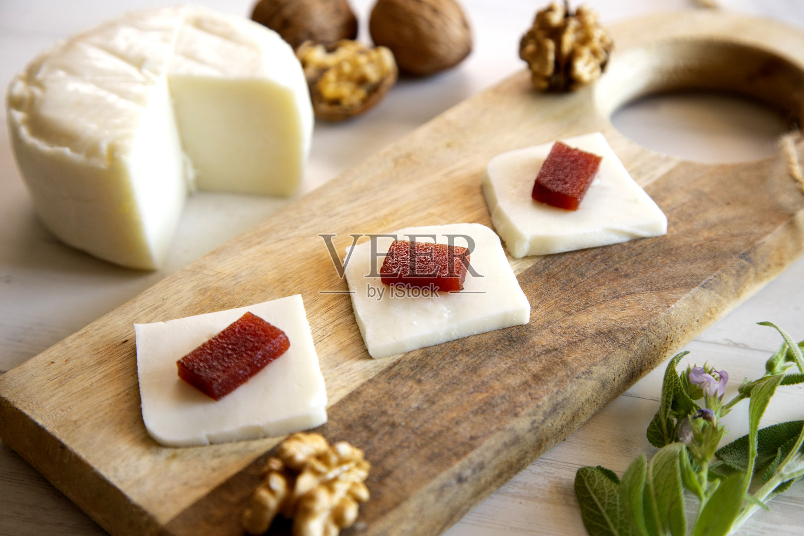 优质有机山羊奶酪与榅桲在一个乡村木制奶酪机。照片摄影图片