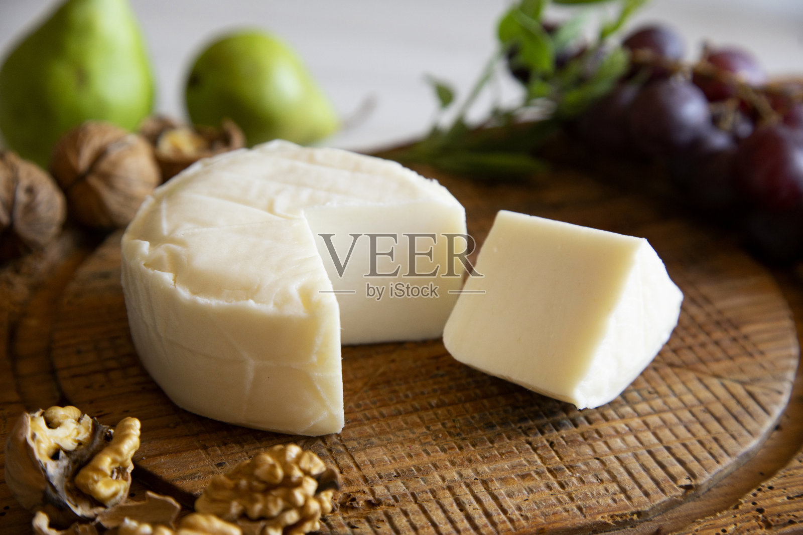 优质有机山羊奶酪在一个乡村木制奶酪机。照片摄影图片