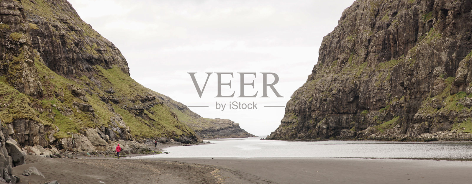 丹麦法罗群岛Saksun村的青山景观。照片摄影图片