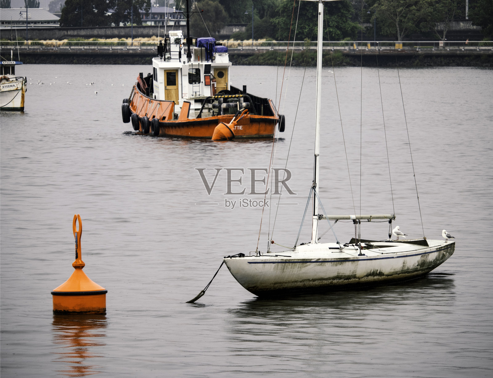 湖上的小船照片摄影图片