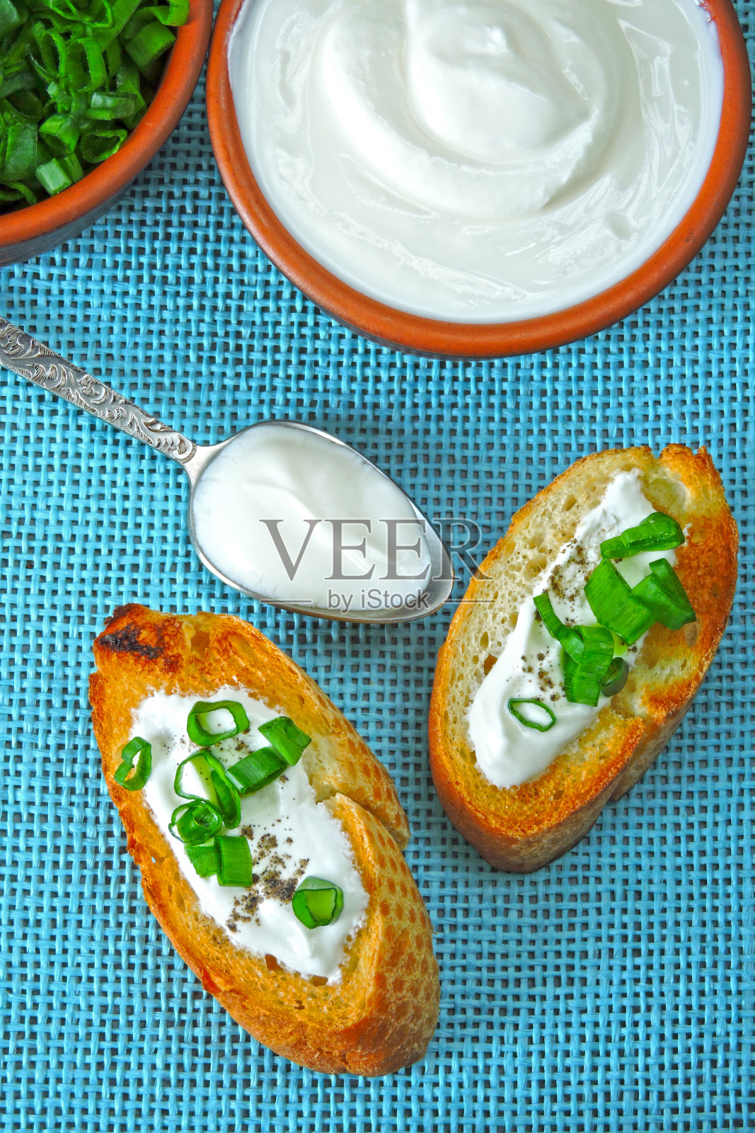 油炸面包丁配酸奶油和绿色蔬菜。照片摄影图片