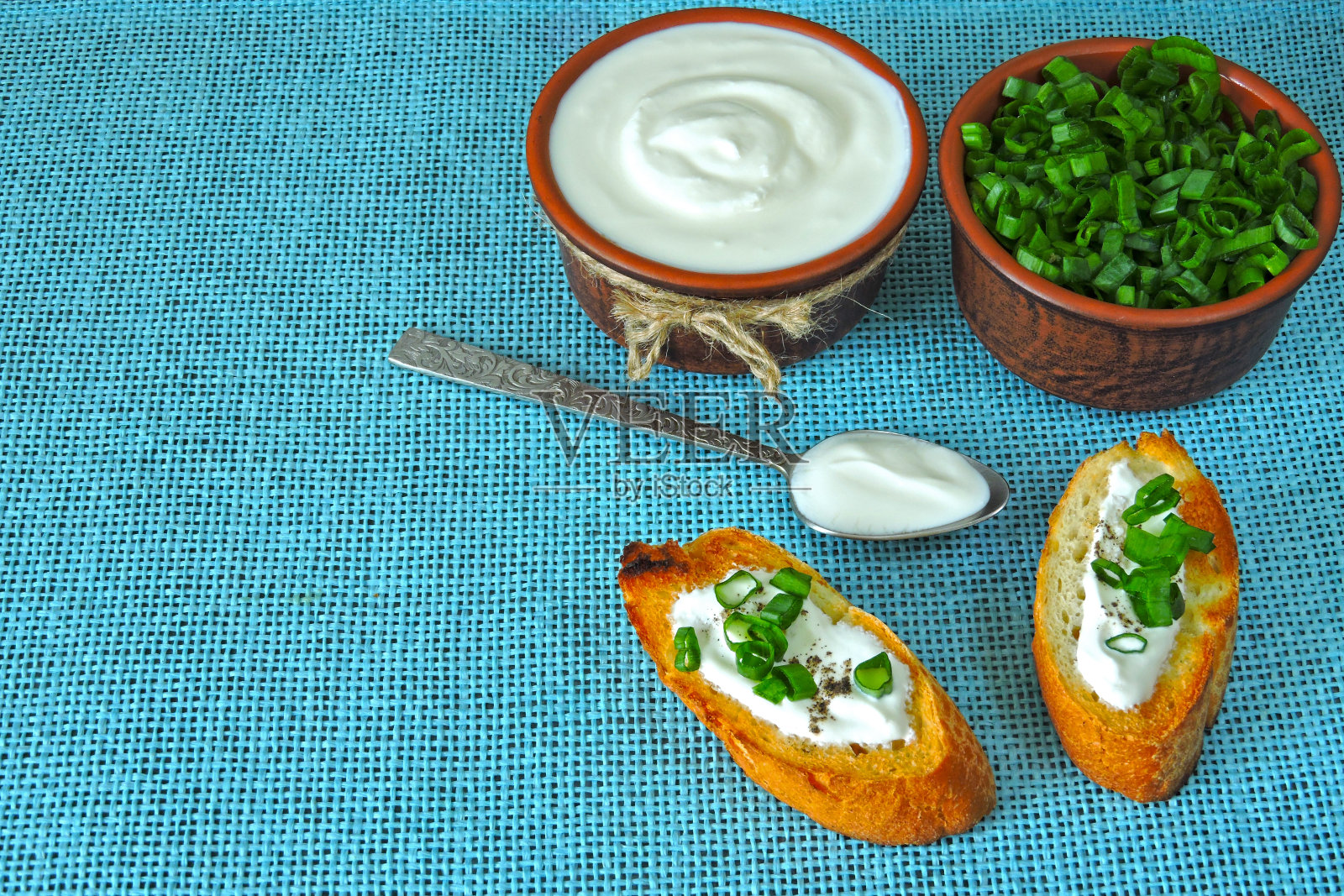 油炸面包丁配酸奶油和绿色蔬菜。照片摄影图片