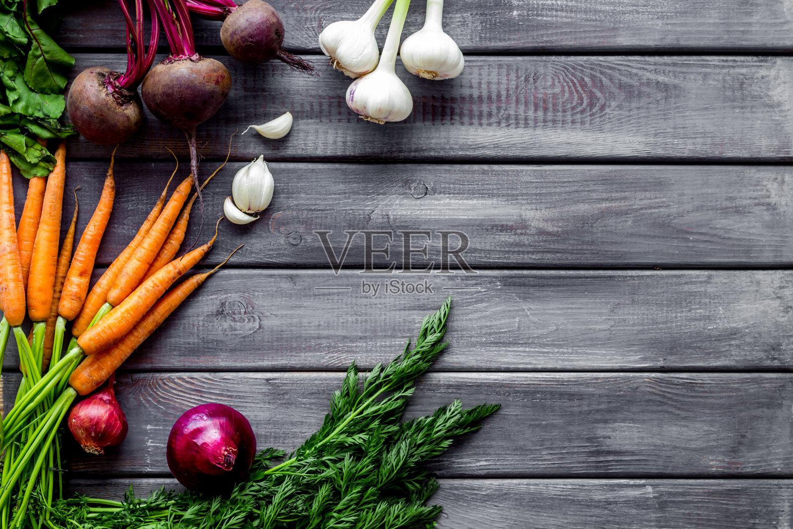 平铺新鲜蔬菜和绿色植物在木桌自上而下的拷贝空间照片摄影图片