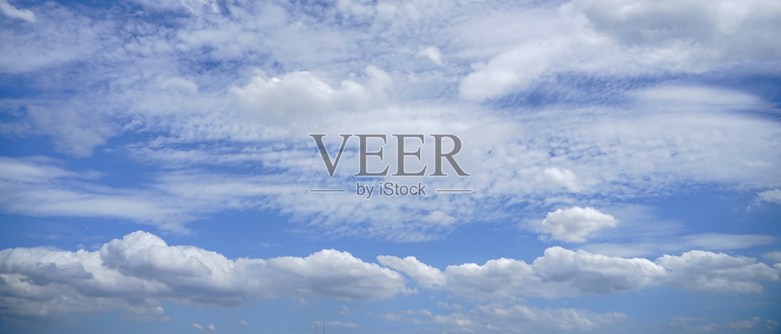 当天天空晴朗照片摄影图片