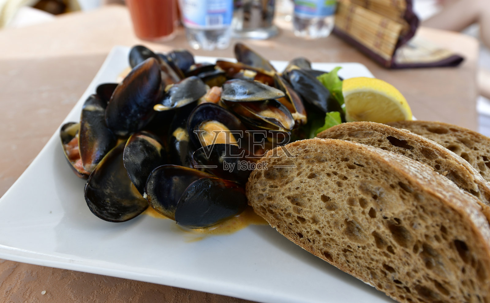 在敖德萨旅行时，我们参观了最好的餐馆。照片摄影图片