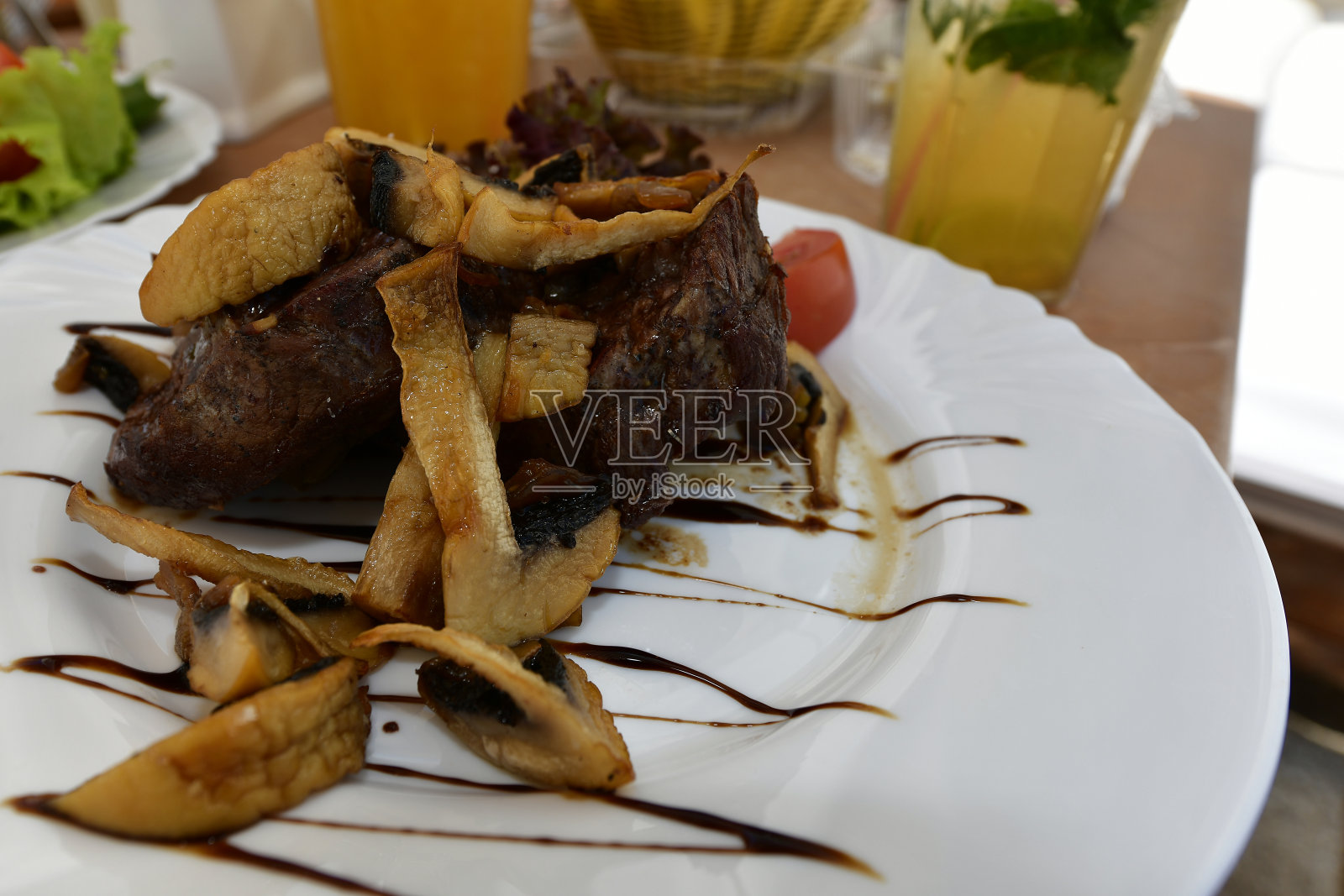 在敖德萨旅行时，我们参观了最好的餐馆。照片摄影图片