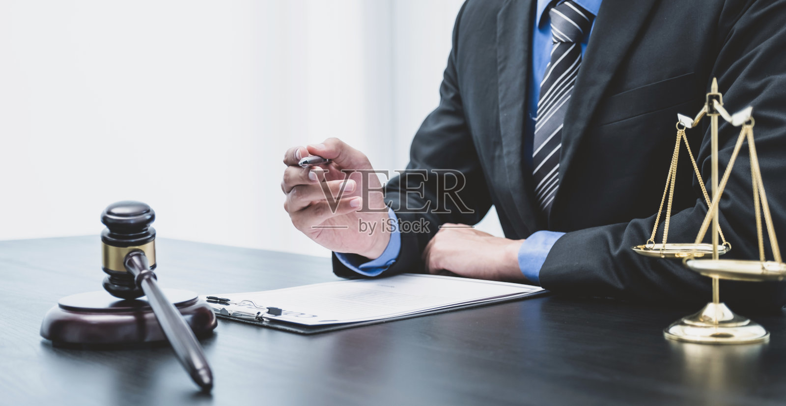 男律师提供商业纠纷咨询服务照片照片摄影图片