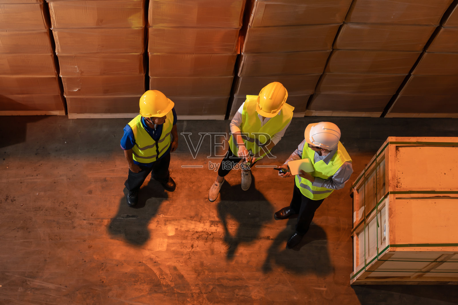 从工厂仓库工作团队的角度共同讨论仓储物流仓库业务照片摄影图片