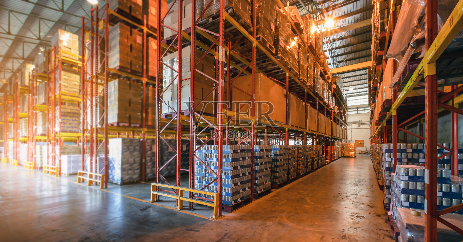 透视仓库内部与商品陈列和货架上的堆叠，有选择的集中照片摄影图片