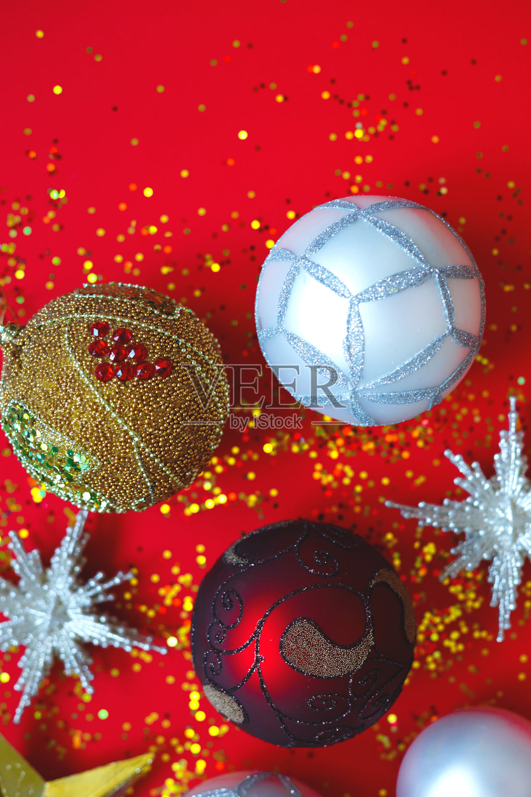 美丽的圣诞球和星星在红色的背景与闪光照片摄影图片