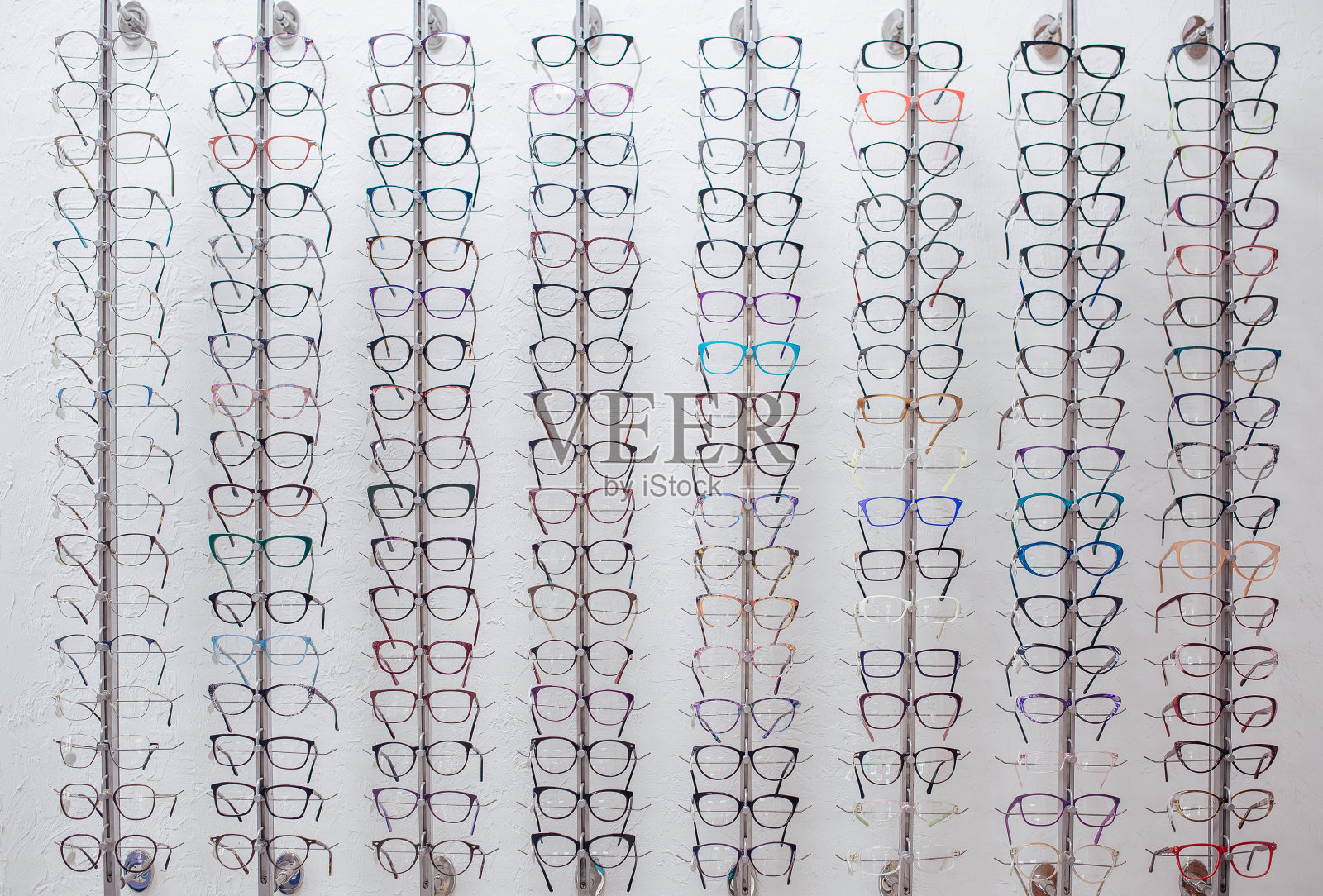 眼镜商店。和眼镜一起站在光学商店。照片摄影图片