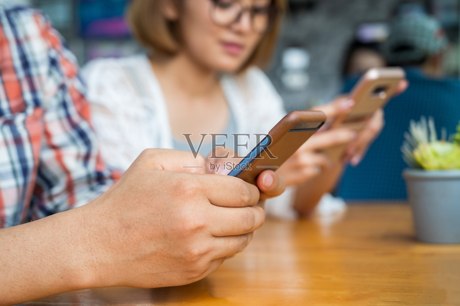 使用现代科技的人使用手机照片摄影图片