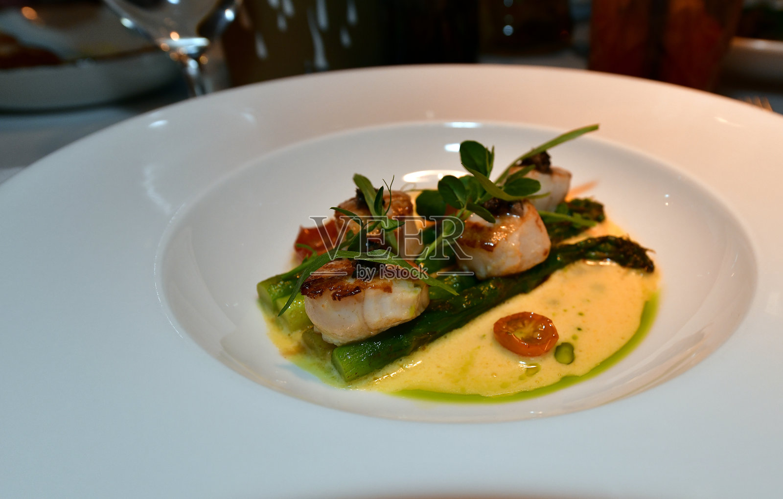 在敖德萨旅行时，我们参观了最好的餐馆。照片摄影图片