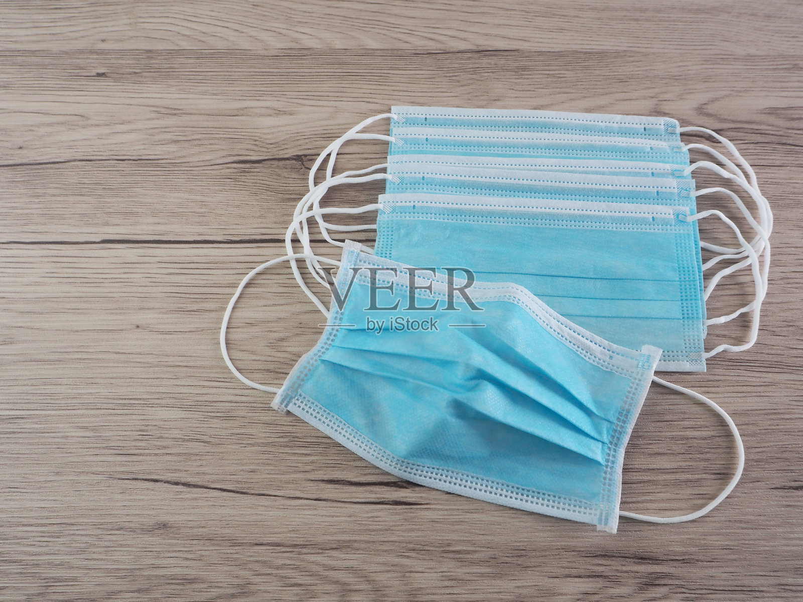 医用口罩保护冠状病毒木质背景医学概念。照片摄影图片