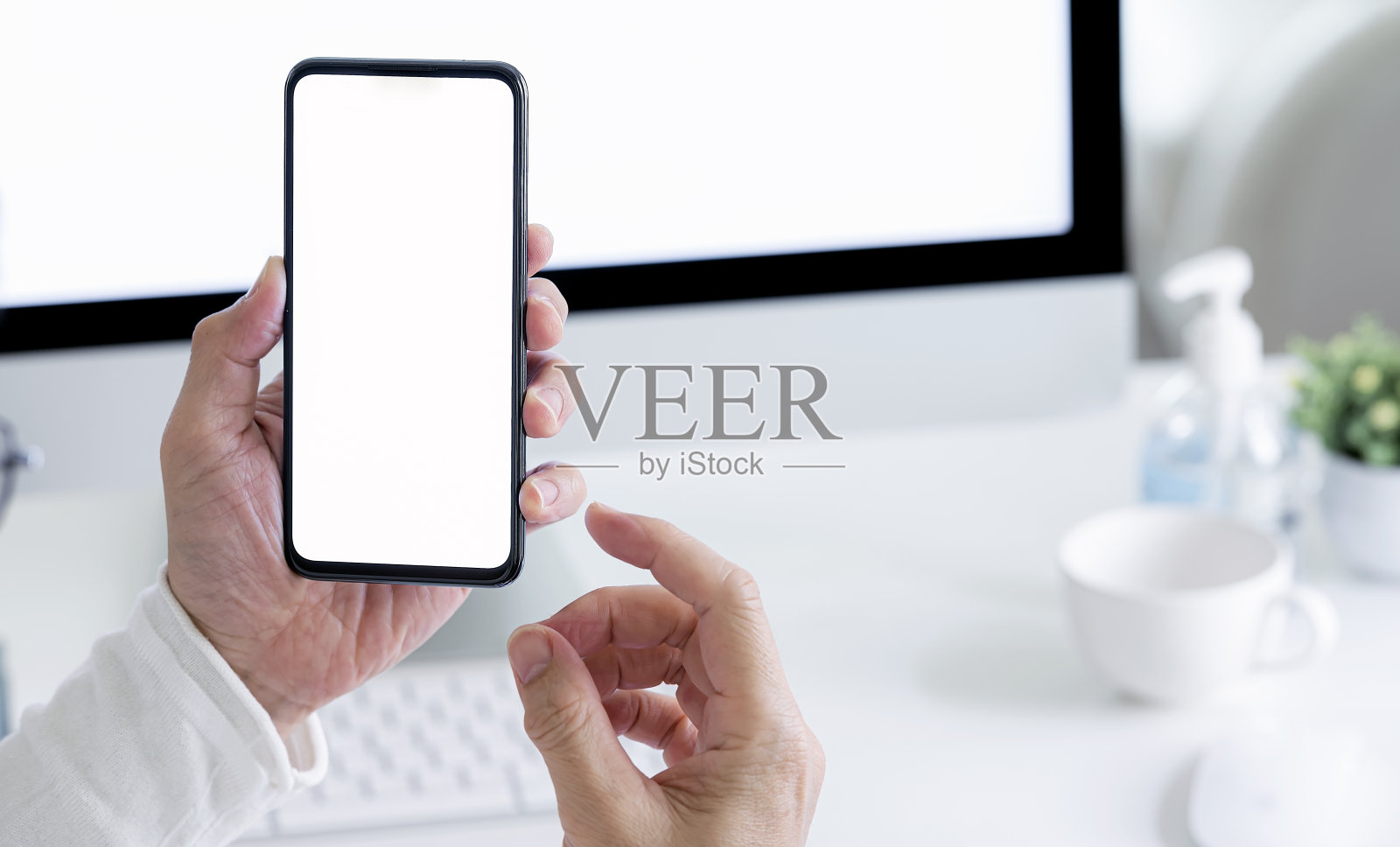 手持黑屏智能手机的男人。照片摄影图片