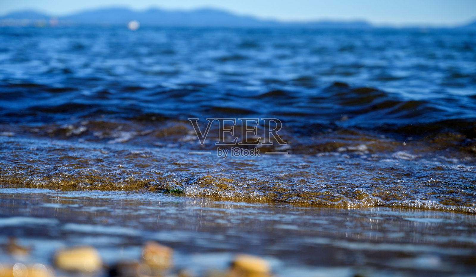 海边的波浪。照片摄影图片