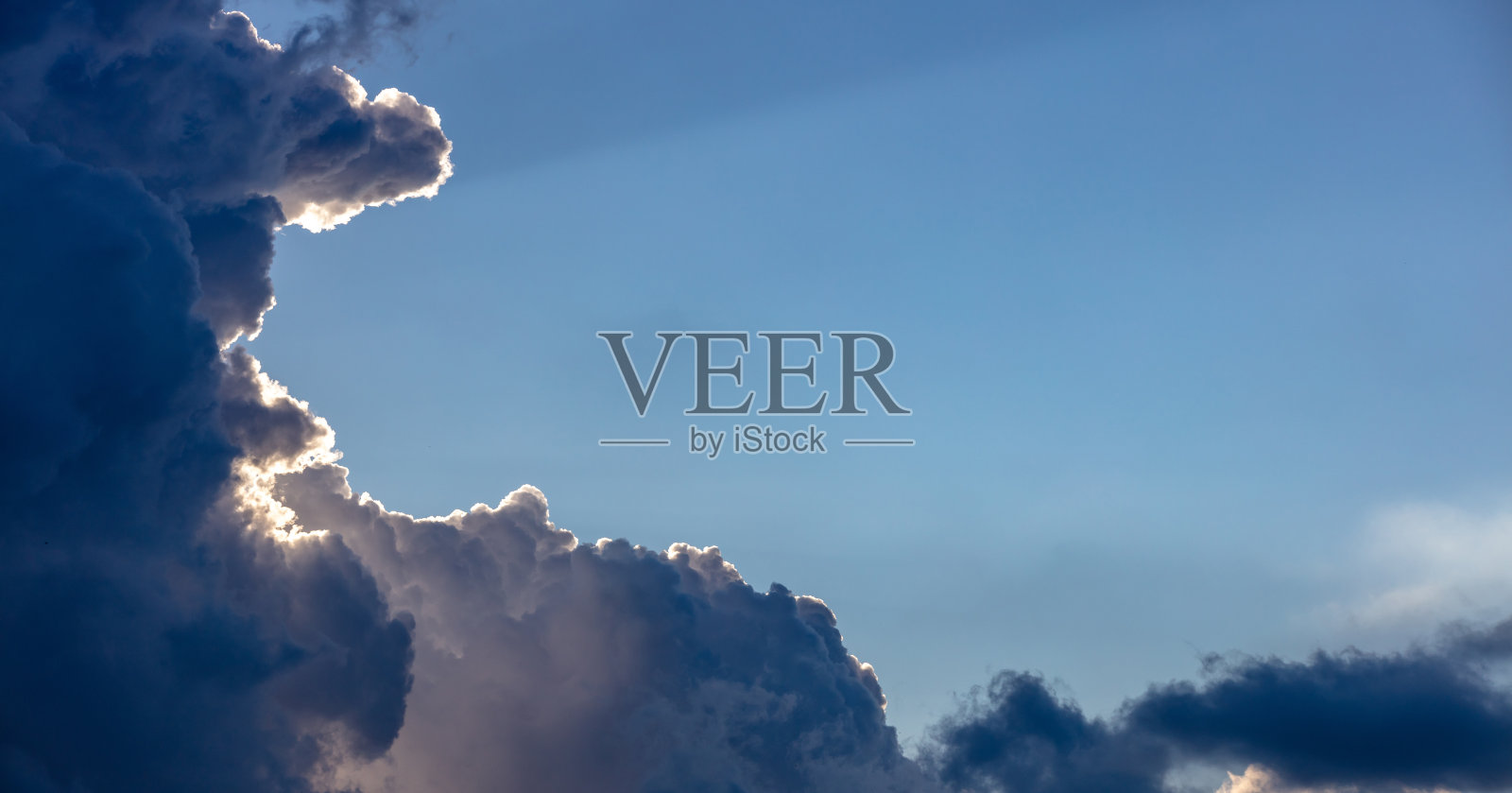 Cloudscape的概念。蓝色天空背景上的浓重乌云。卡片，墙纸，拷贝空间照片摄影图片