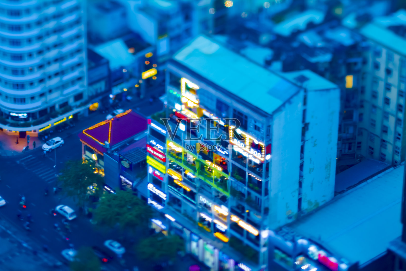 胡志明的一个黄昏小公寓高角度倾斜照片摄影图片